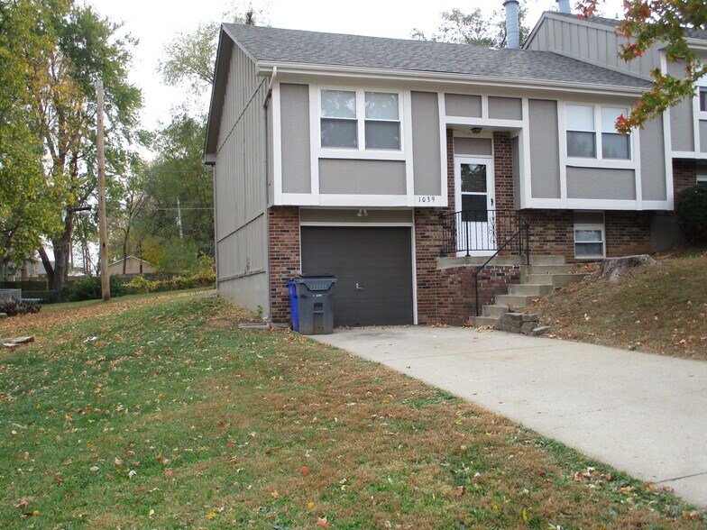Primary Photo - 1039 E Huntington Pl