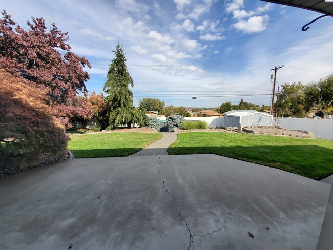 Building Photo - West Kennewick Rambler with Full Landscaping