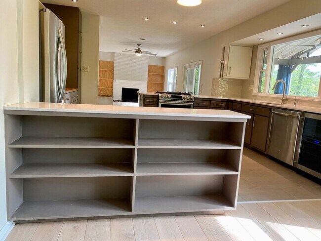 Building Photo - East AVL - Mid Century Modern Beauty in Botany Woods!