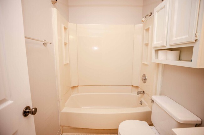 Building Photo - Nice ranch style three bedroom home in washington local schools