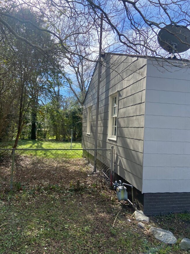 Building Photo - **AVAILABLE NOW**2 Bedroom / 1 Bathroom Ho...