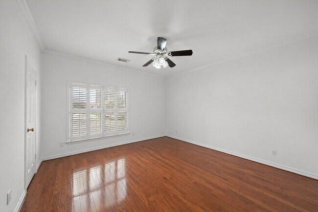Building Photo - 5136 Chevy Chase Dr