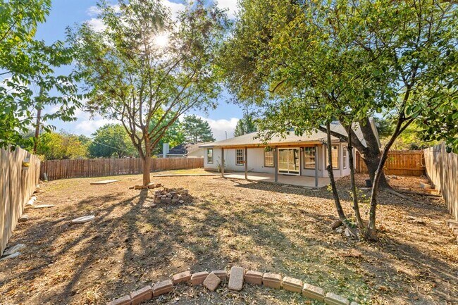 Building Photo - 1606 Old Tract Rd