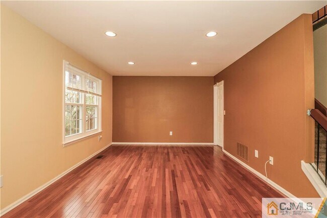 Building Photo - 18 Snowflake Ln