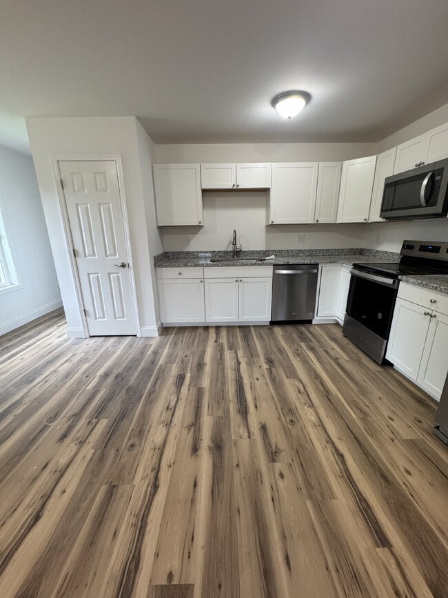 Building Photo - "Charming 3-Bedroom Retreat with 2 Full Ba...