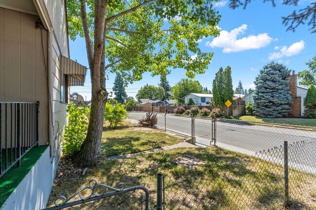 Building Photo - Spacious 4 Bed, 3 Bath Corner Lot Home!