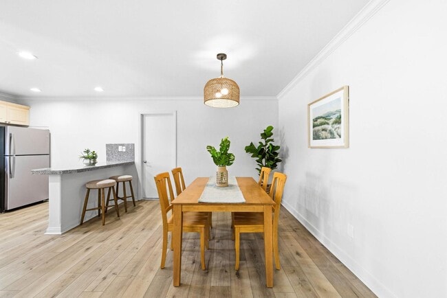 Building Photo - 765 Elkwood Ave