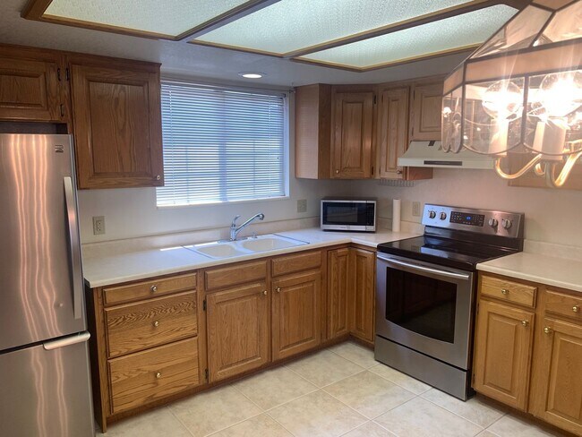 Building Photo - Downtown location. Quiet townhome!