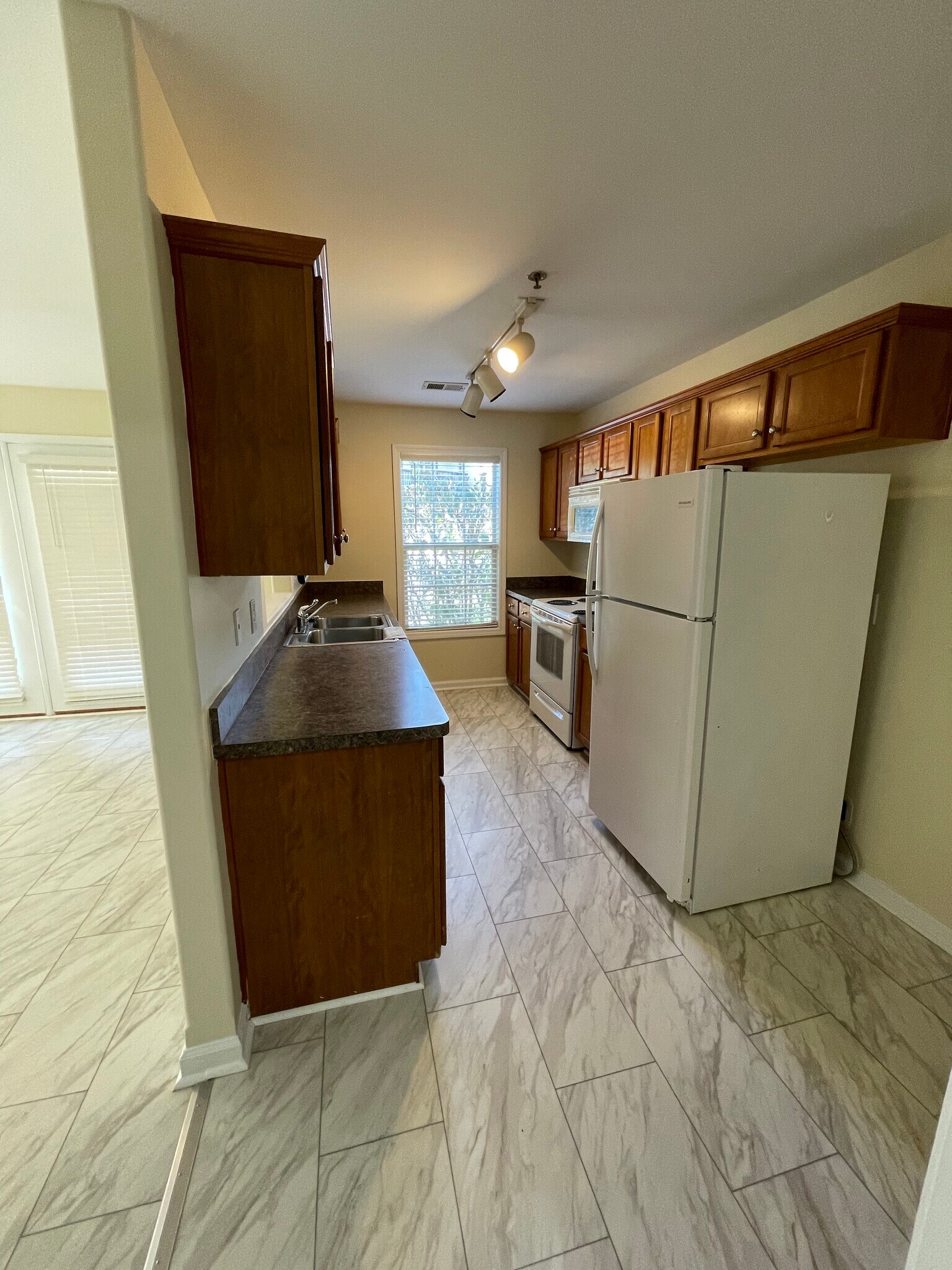 Fully Furnished Kitchen - 857 Malabu Dr