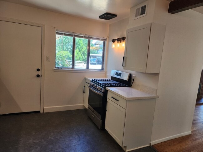 Building Photo - 4 bedroom, 2 bath, 2 car garage