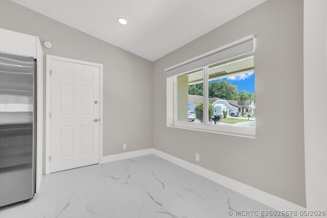 Building Photo - 23392 Country Club Dr E