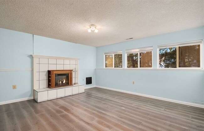 Building Photo - 4 Bed, 2.5 Bath Conveniently-located Single-family House Available for Rent!