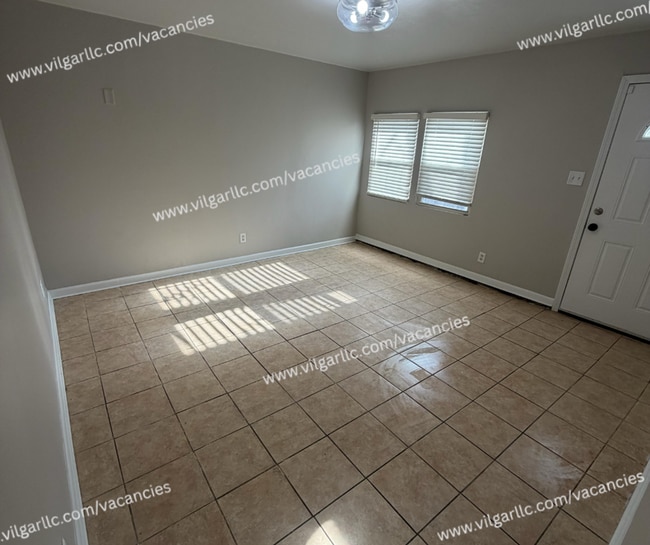 Building Photo - FOR RENT — SPACIOUS 3 BED / 2 BATH HOME