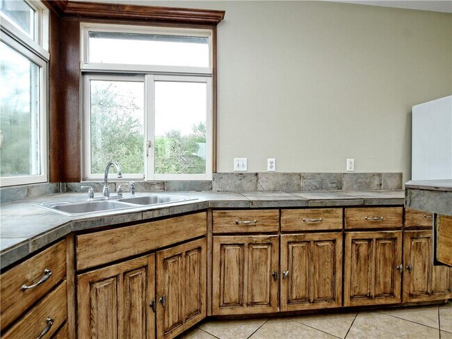 Building Photo - 605 Echo Dr