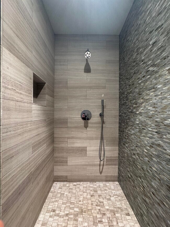 Building Photo - 16 Bright St