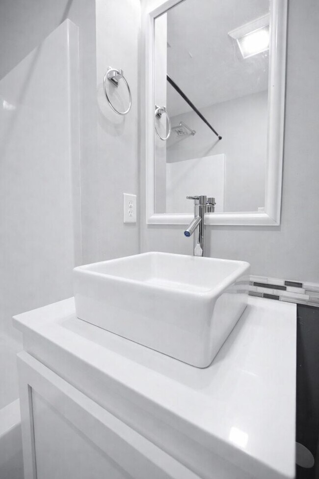 Building Photo - 605 S Aurora St