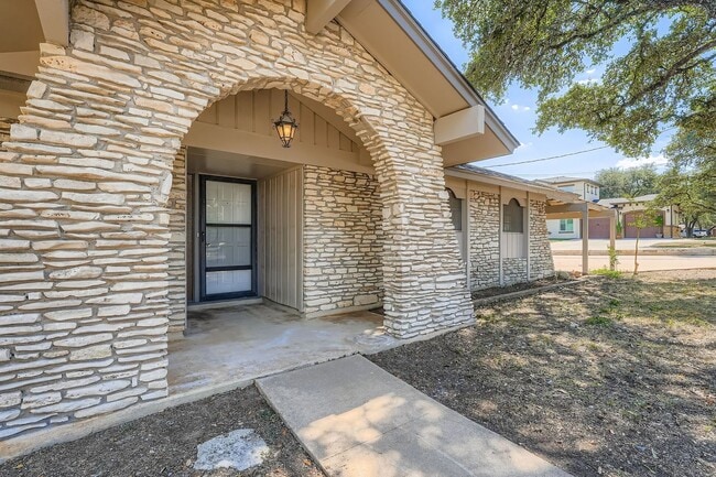 Building Photo - Ranch Style Home For Lease on Huge Lot in ...