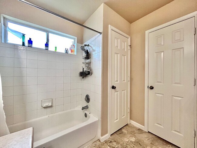 Building Photo - 3BR/2BA Home with Front Porch, Covered Dec...