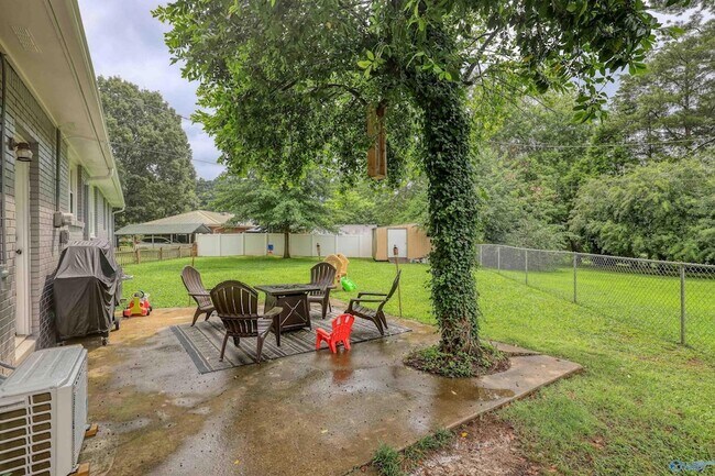 Building Photo - 619 Graycroft Dr SW