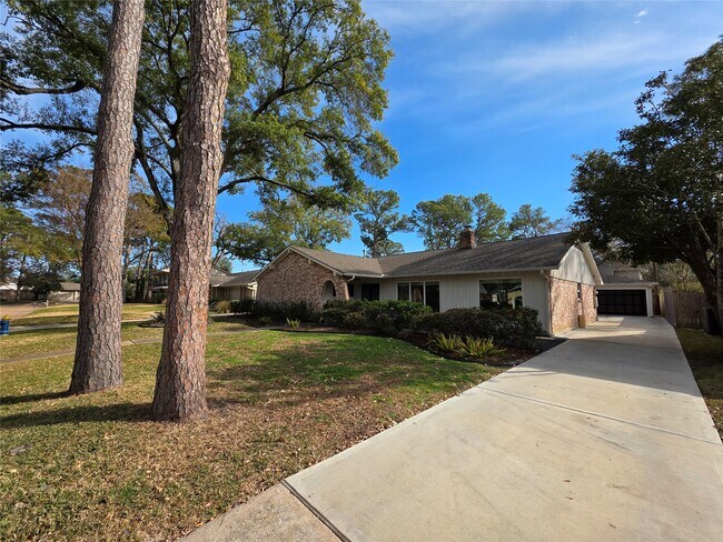 Building Photo - 11219 Valley Spring Dr