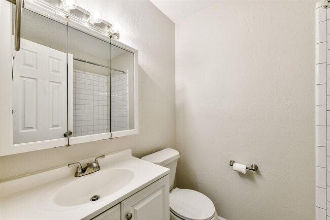 Building Photo - 515 Bellmar Ln