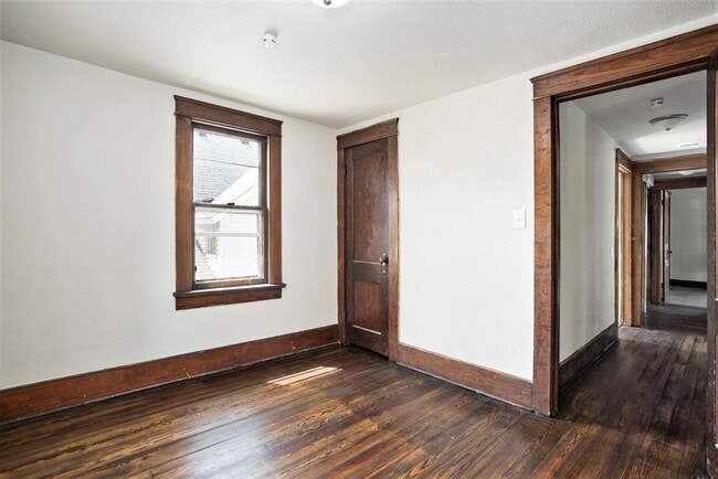 Building Photo - 198 Lathrop Ave