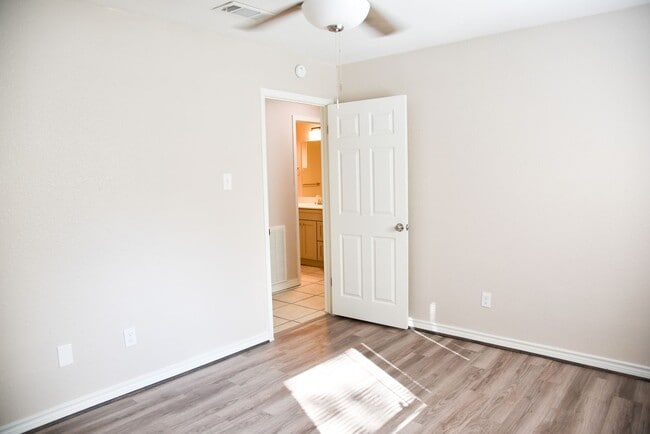 Building Photo - 305 Amherst Ct