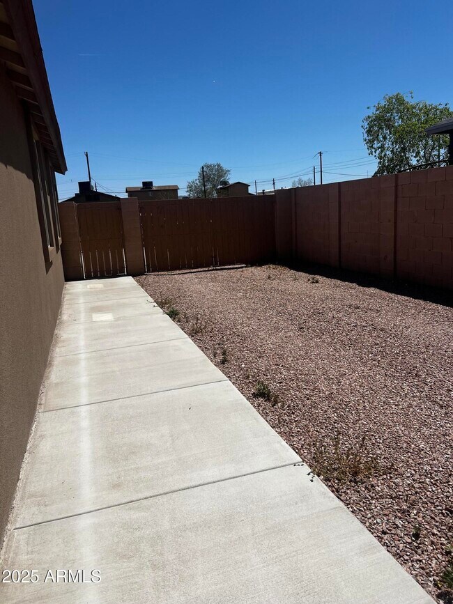 Building Photo - 1338 W Papago St