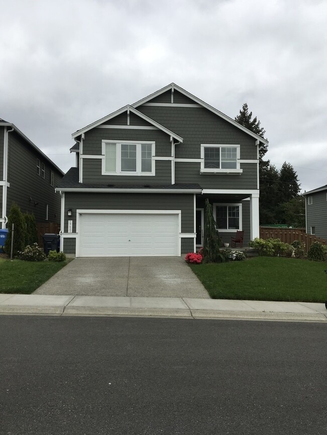 Building Photo - Large 4 bedroom home