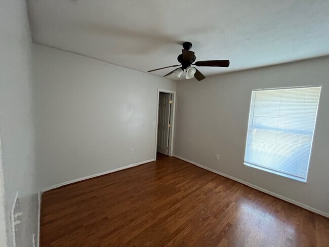 Building Photo - 4/2 home in Silver Spring Shores