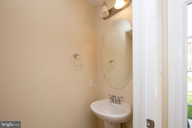 Building Photo - 421 Dogwood Dr