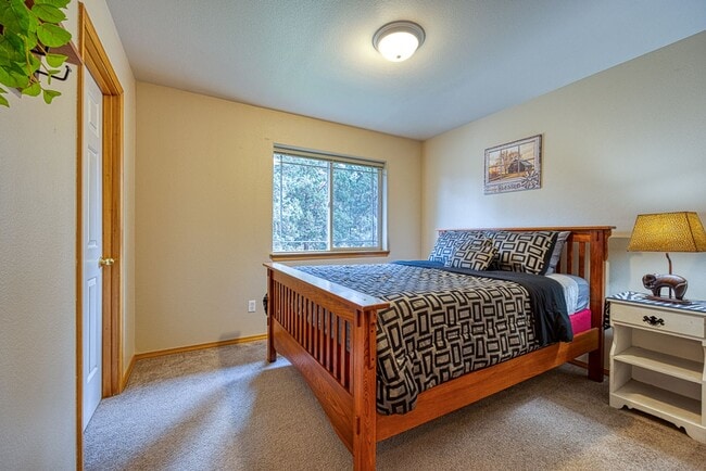 Building Photo - Fully Furnished Running Y Townhouse