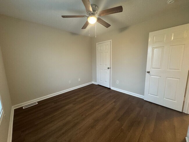 Building Photo - Spacious 3 bedroom, two bathroom home close to GM, Magna and Industrial Park