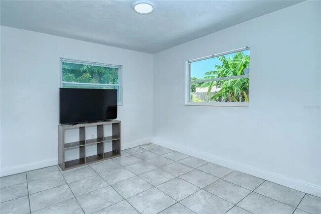 Building Photo - 1428 16th St W