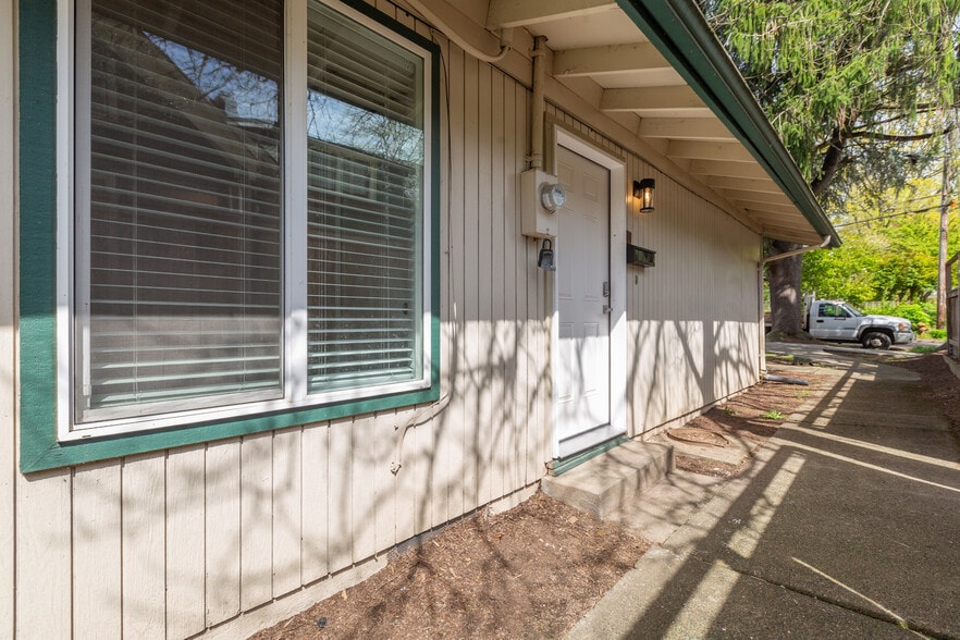 Building Photo - 2531 SE 27th Ave