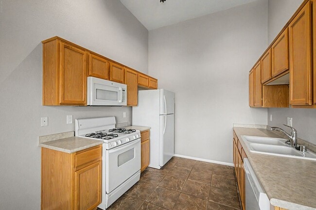 Building Photo - 2 BEDROOM CONDO WITH MOUNTAIN VIEWS!