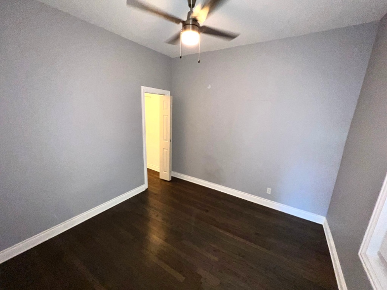 Building Photo - 3105 W Diversey Ave