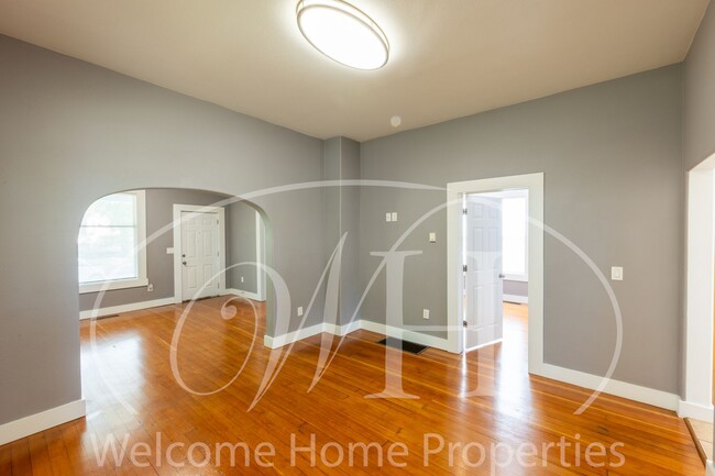 Building Photo - Great 2 Bedroom with Classic Finishes