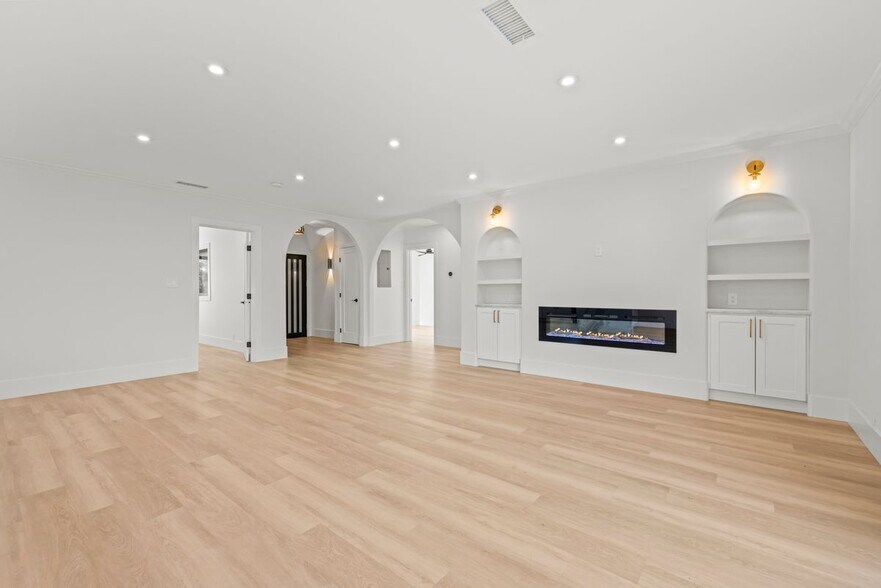 Building Photo - 16243 Chatsworth St