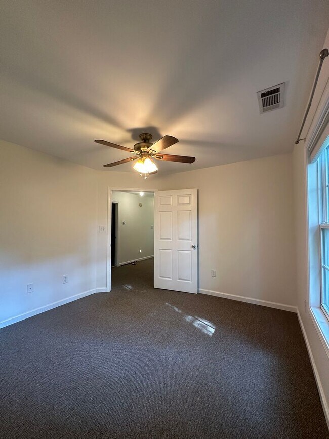 Building Photo - 250 Hodgson Dr