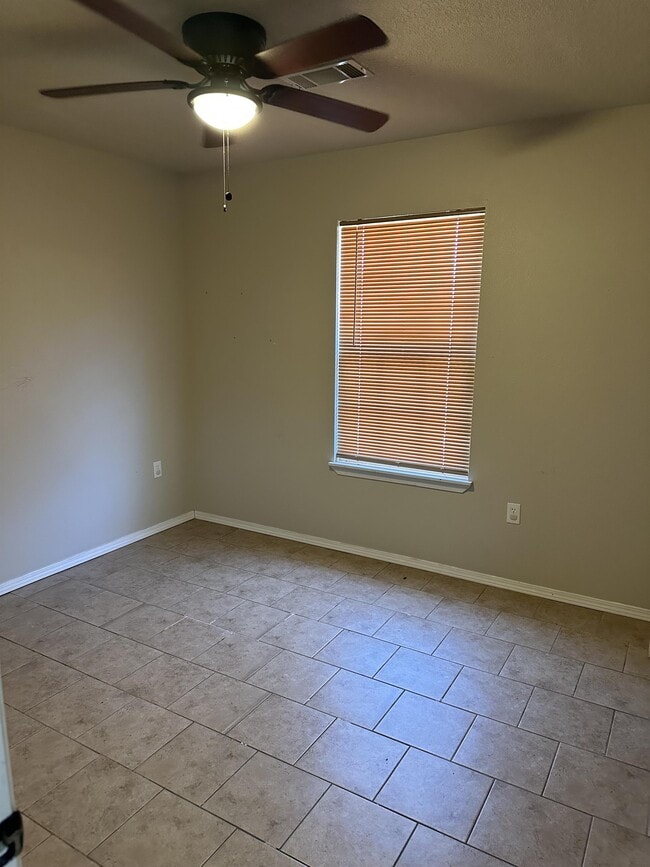 Building Photo - 3607 S Pocola Blvd