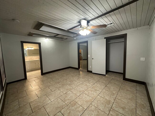 Building Photo - 900 Flamingo Ave