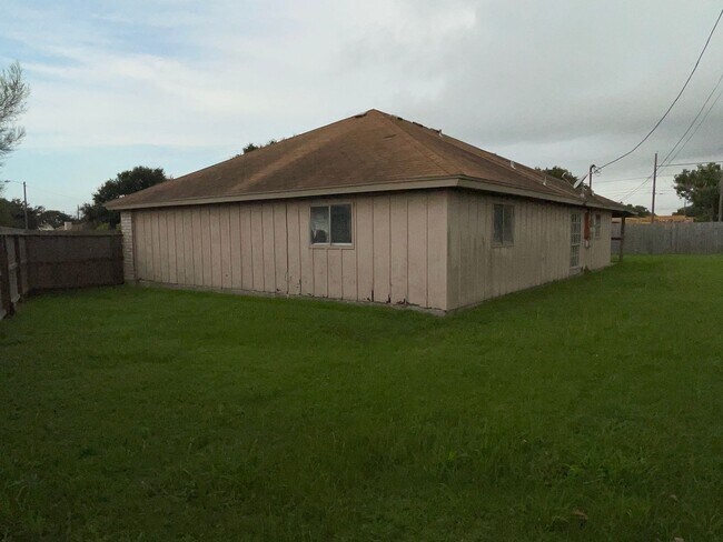 Building Photo - Great home Located in the hart of Flour Bluff. Walking distance to Flour Bluff schools