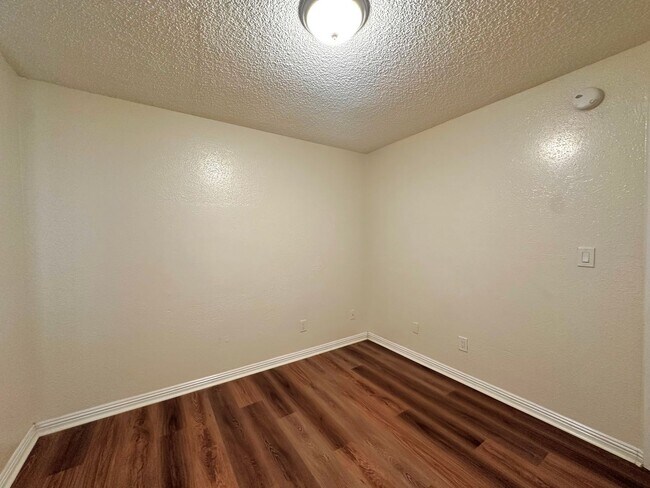 Building Photo - 15Central