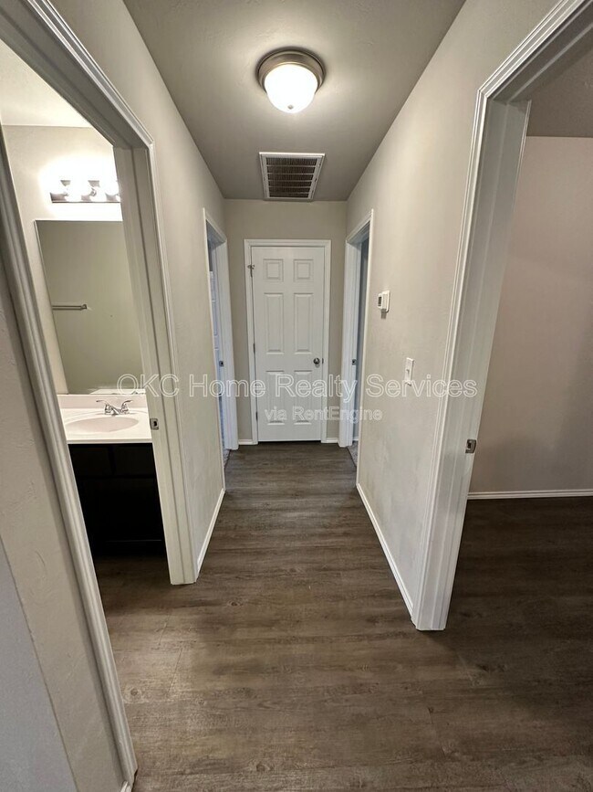 Building Photo - 9913 Rattlesnake Ln
