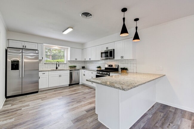 Building Photo - 1703 N Roberson St