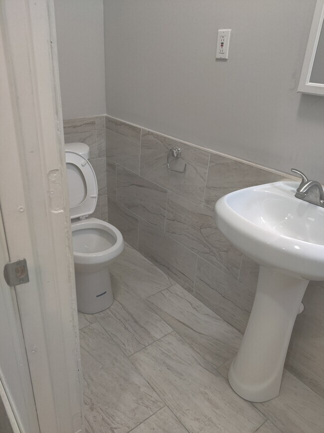 Building Photo - 1414 W Pacific St