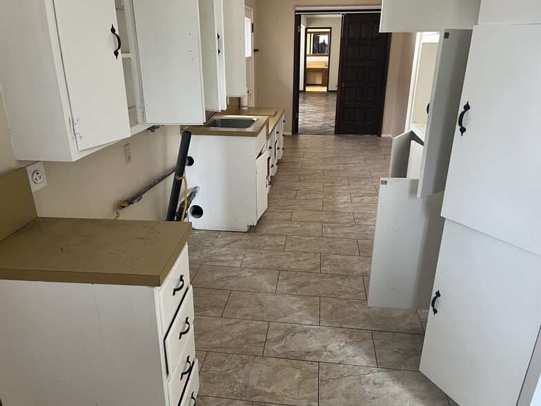 laundry room 27x8 huge with sink and cabinets - 7652 Haldor Pl