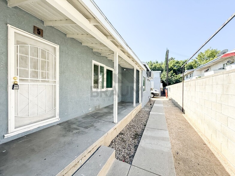 Building Photo - 15550 Vanowen St