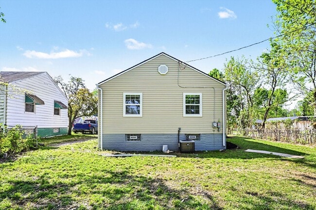 Building Photo - Renovated 2 Bed 1 Bath Home